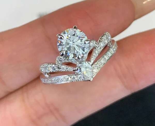 The Elegant Design Story of Pear Shaped Lab Grown Diamond Rings