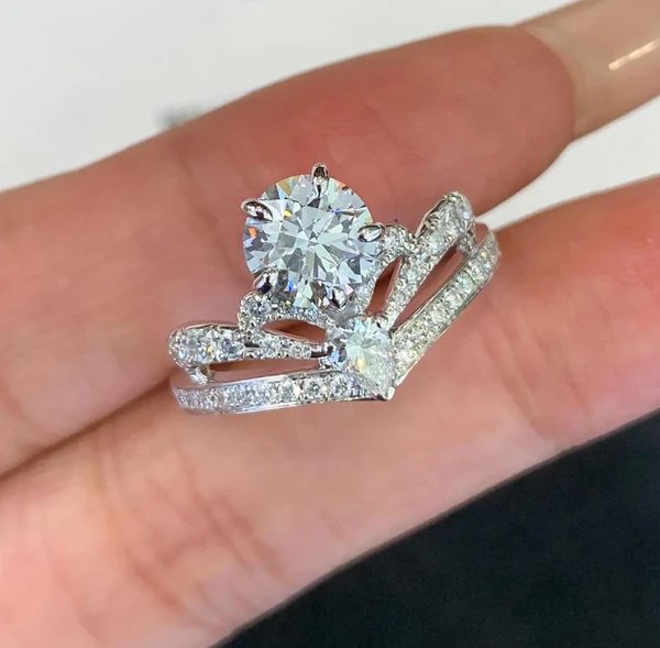 The Elegant Design Story of Pear Shaped Lab Grown Diamond Rings