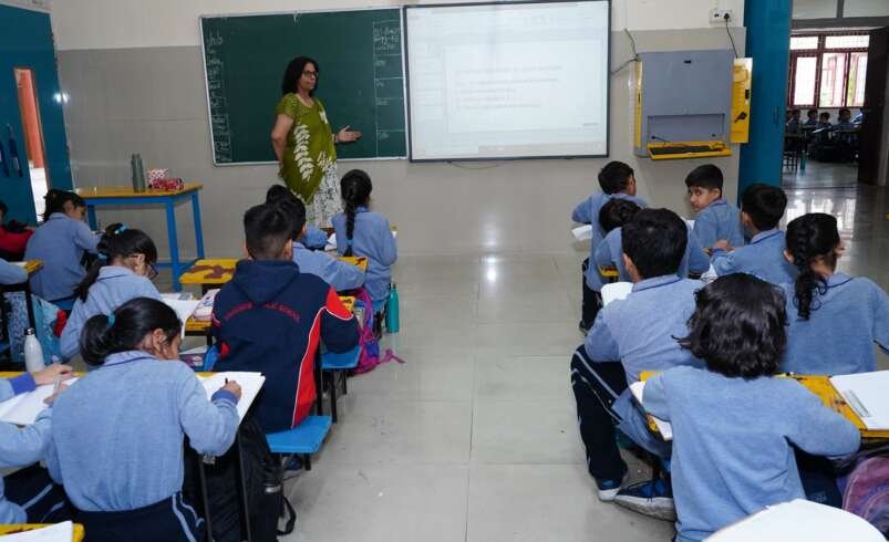 Which school in Raebareli has a large campus with indoor sports and a modern auditorium?